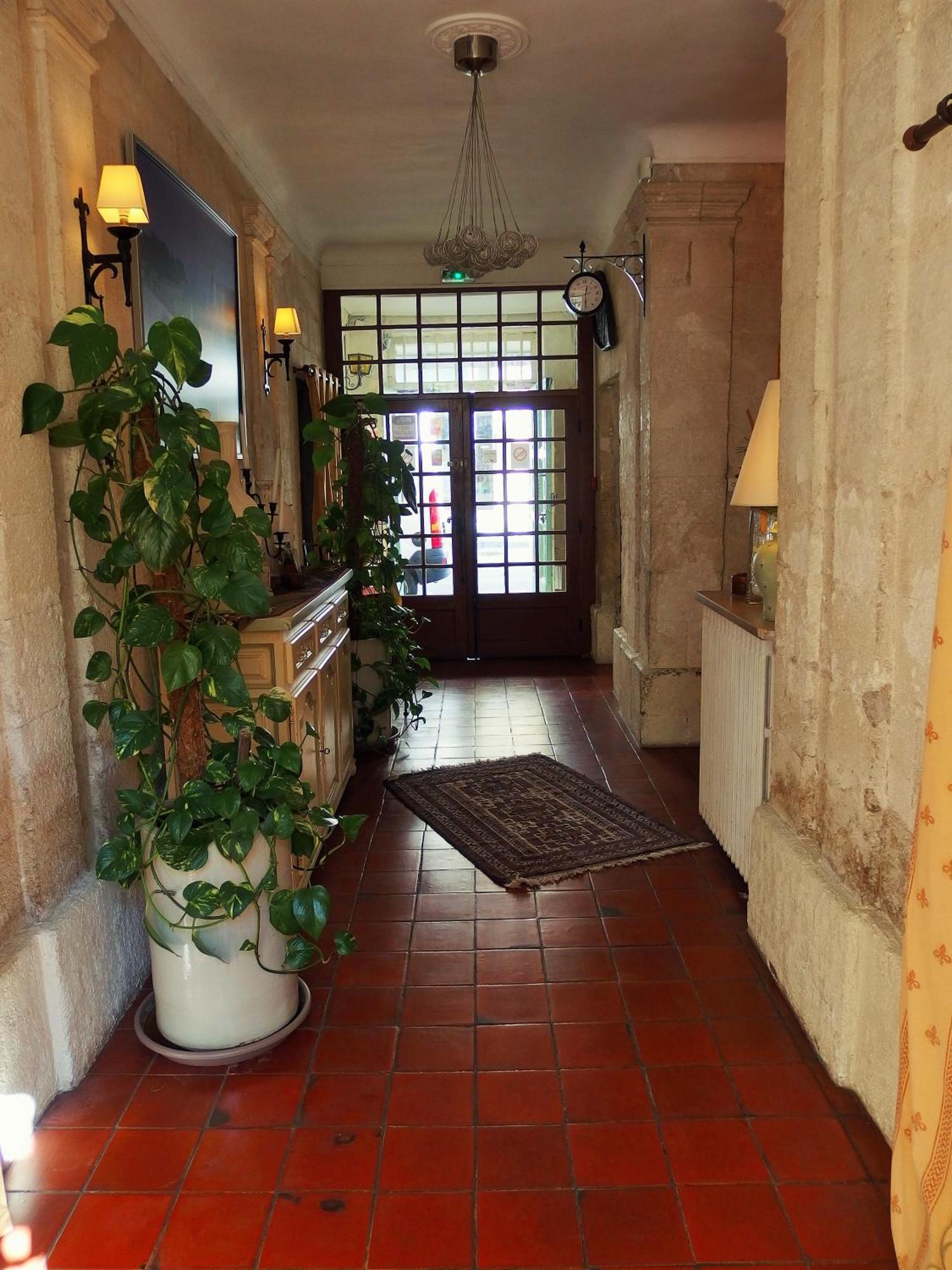 Au Saint Roch - Hotel Et Jardin อาวีญง ภายนอก รูปภาพ