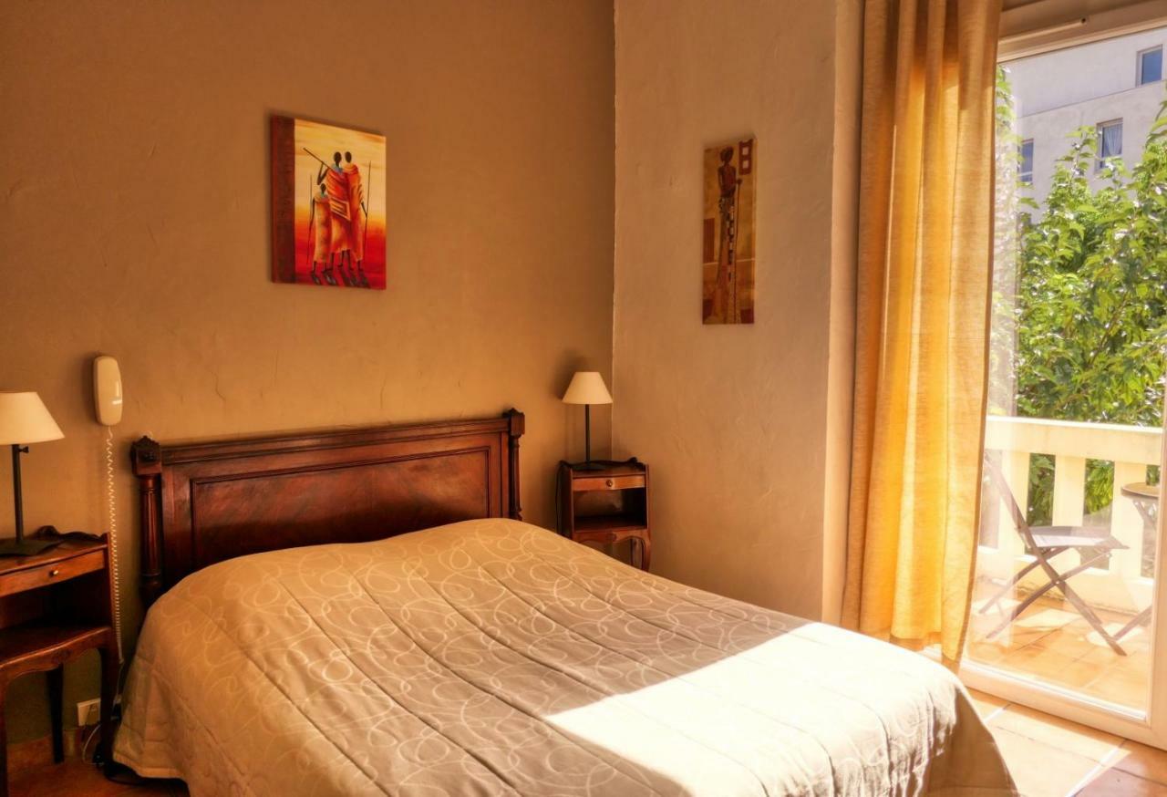 Au Saint Roch - Hotel Et Jardin อาวีญง ภายนอก รูปภาพ